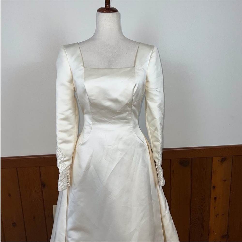 Elegant White Satin Gown - Picture 4 of 10